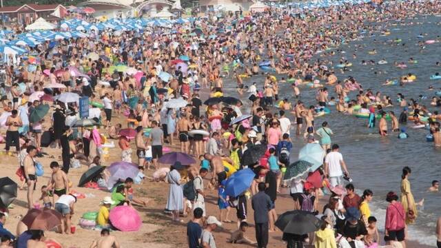 高温下的青岛海滩