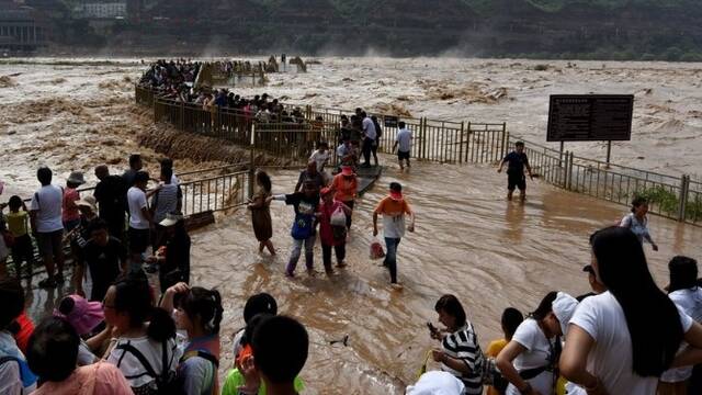 壶口瀑布水量暴涨 大水漫滩
