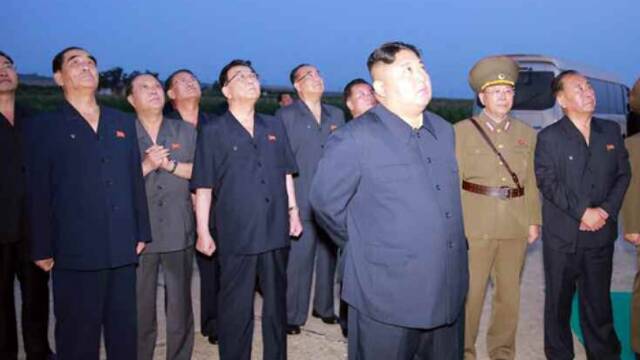 金正恩看导弹发射