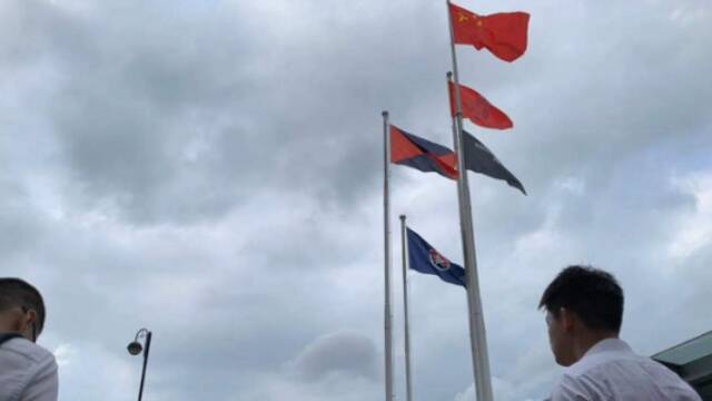 爱港人士在天星码头护国旗唱国歌