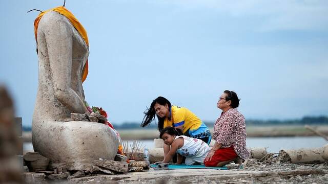水库干涸 泰国古老佛寺重见天日