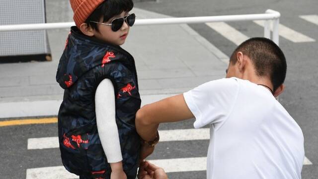 杭州童模36℃高温下拍冬装