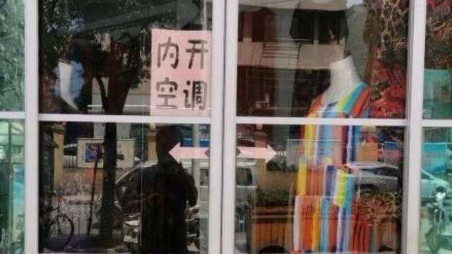 门上贴“内开空调” 城管：影响市容