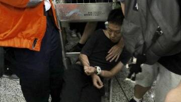 香港暴徒机场围殴内地男子数小时