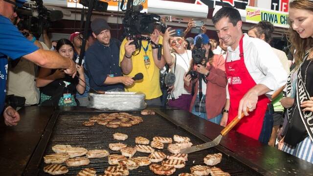 为抓选民心 美总统候选人集市煎猪排