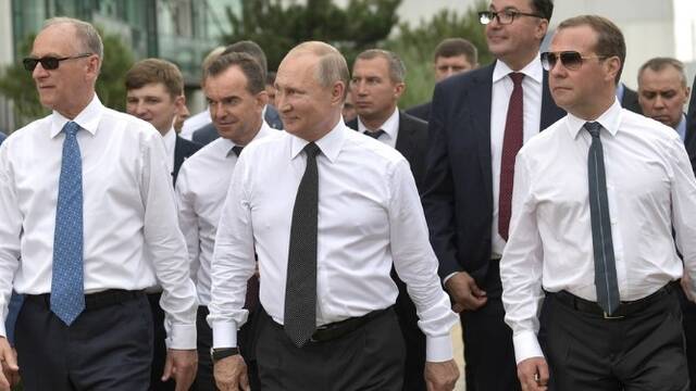 普京和梅德韦杰夫同出访