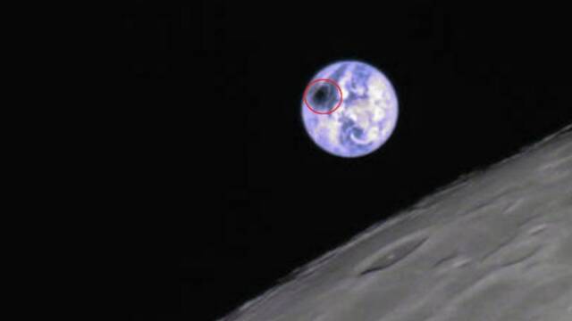 月球视角看日食 就像地球上的一个黑点