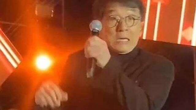 成龙演出遭伴舞小武僧飞踹