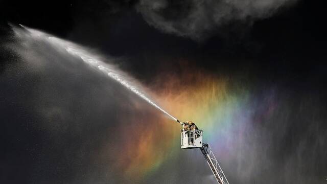 圣彼得堡一政府大楼发生火灾