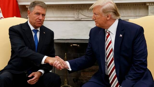 特朗普又来“握手杀”