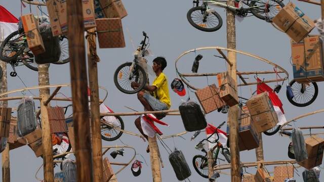 印尼民众爬杆子抢奖品