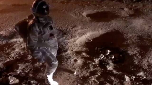 印度男子上演“月球”漫步