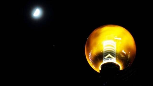 香港：维港天空上演“木星合月”