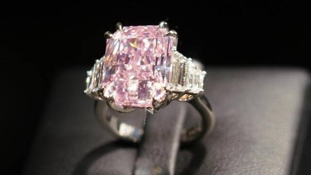 估值2亿的罕见紫粉色钻石戒指 