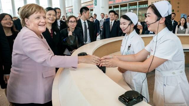 默克尔参观中德友好医院