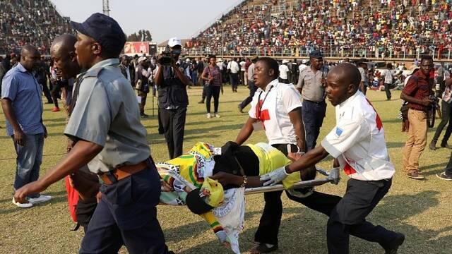 大批民众瞻仰穆加贝遗体 现场发生踩踏