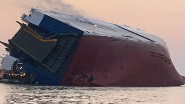 美国一载有24人的货轮倾覆