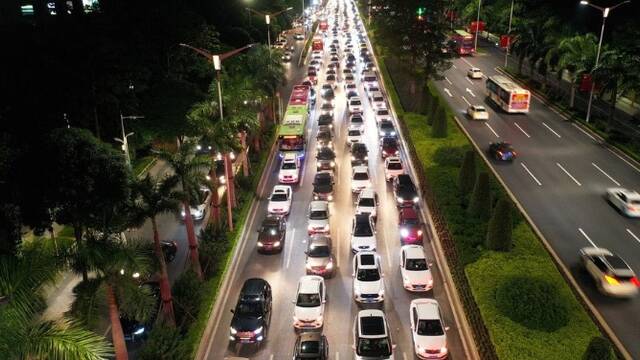 中秋节前夜 出城马路成停车场