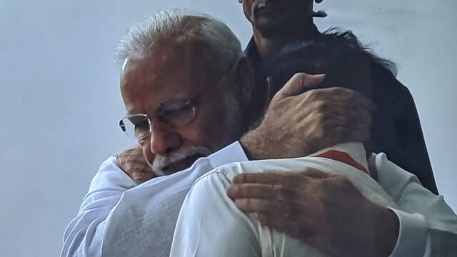 登月失败负责人崩溃落泪 莫迪拥抱安抚