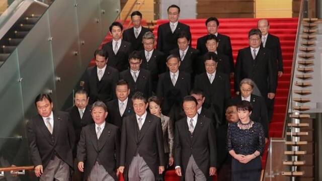 安倍新内阁成员拍摄合影
