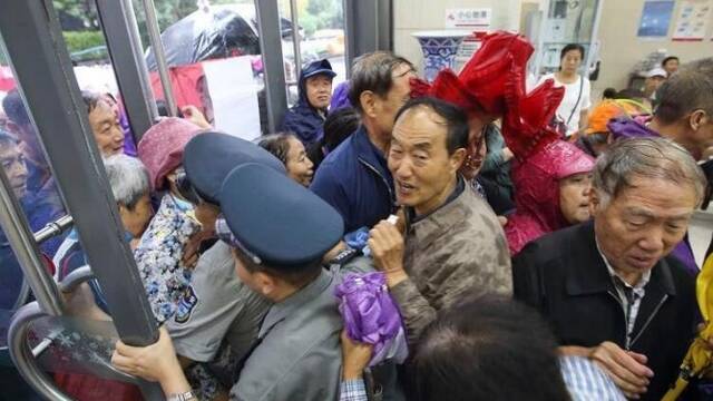 太原：民众冒雨在银行排队
