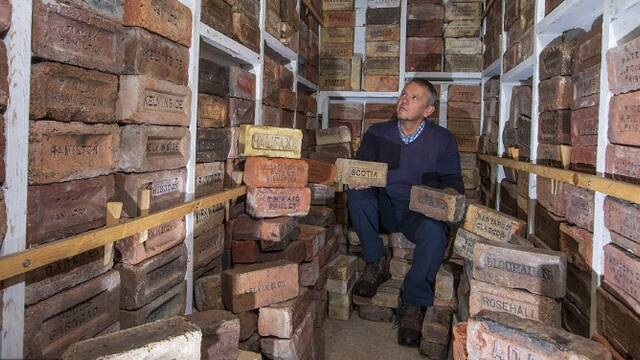 花9年时间收集了一屋子砖头