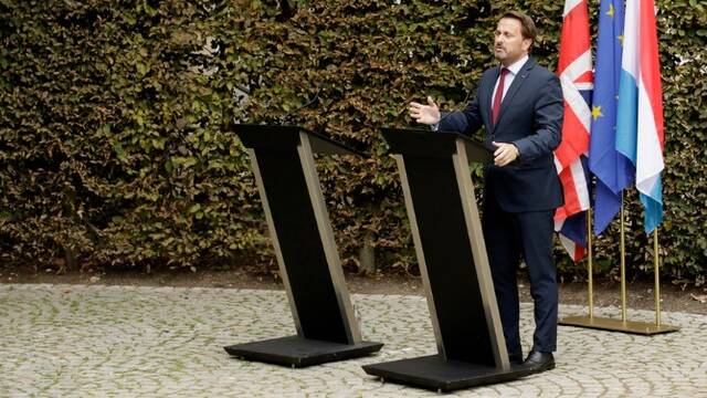 卢森堡首相对着空气“嘲讽”英国首相