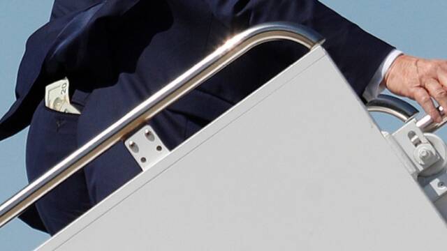 特朗普风中登机 钱漏出来了