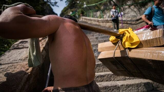 泰山挑山工：凌晨登山 连跑3趟赚200元