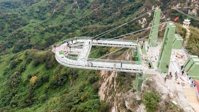 建在198米悬崖上的"高空玻璃悬廊"