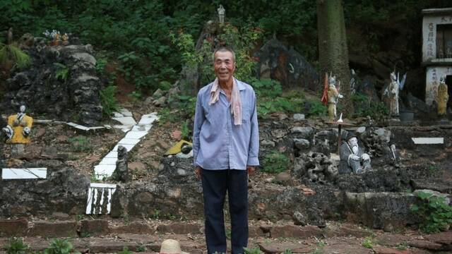 83岁老人用时18年建造“石头王国”