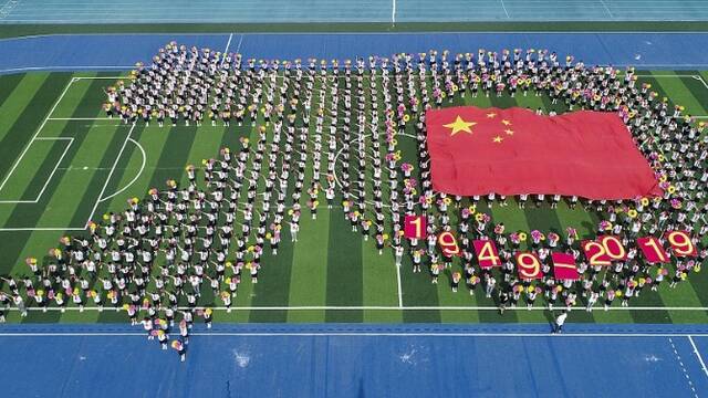 各地学生花式庆祝新中国成立70周年