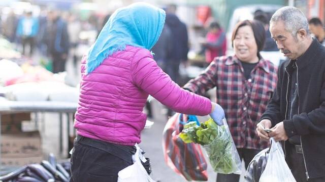 长春“提前入冬” 市民穿上棉大衣