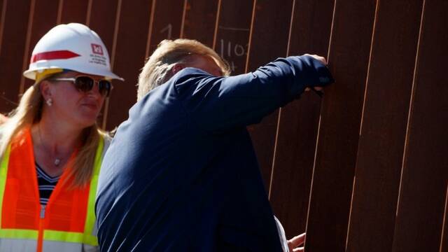 特朗普在美墨边境墙上签名