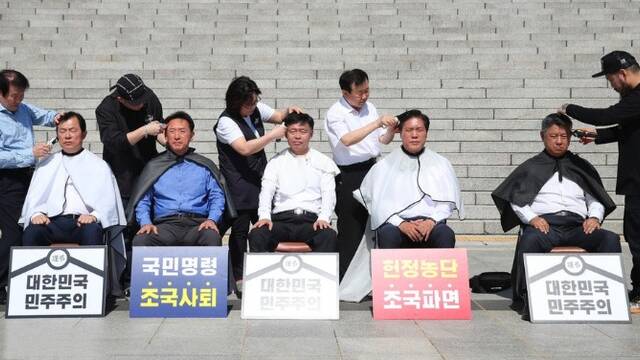 五名自由韩国党议员集体剃头