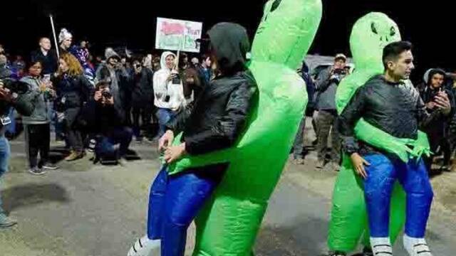 凌晨闯入美国“51区”找外星人