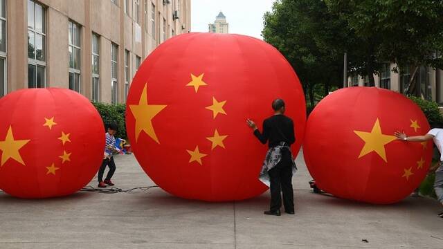 国庆将临 国旗气模生意旺