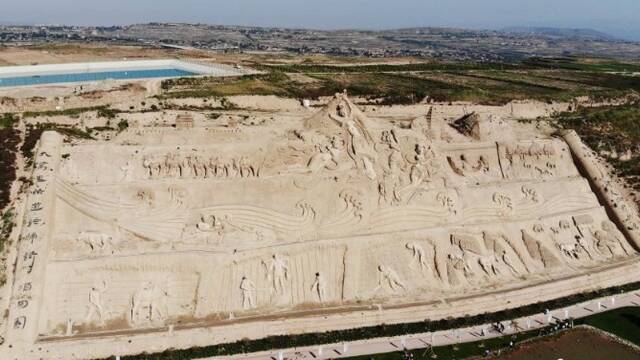 甘肃：巨型“丝路土雕”