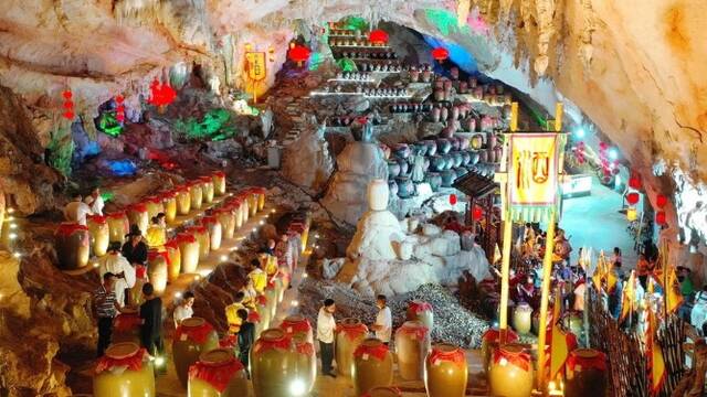 5000平方藏酒洞开坛 藏酒3000吨