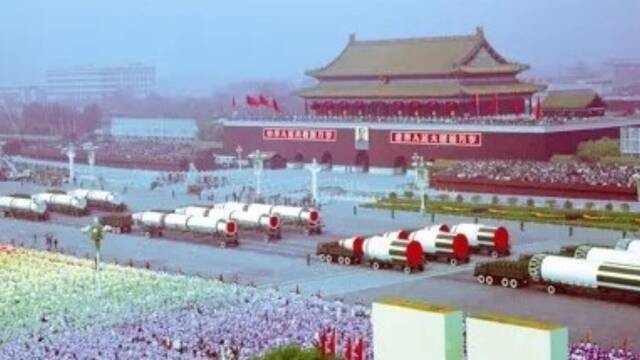 1984年国庆阅兵：中国战略导弹首次亮相