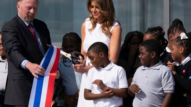 美第一夫人剪不断彩带 逗笑小学生