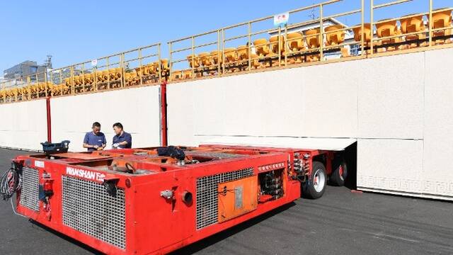 巨型观礼台“变魔术” 2.7万个座椅消失