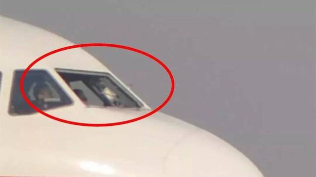 《中国机长》的玻璃事故是怎么回事？