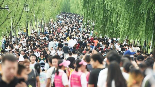 国庆长假第二日 西湖迎来旅游高峰