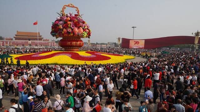 “祝福祖国”主题花坛亮相天安门广场