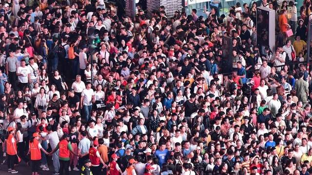 全国各地景区开启“人山人海”模式