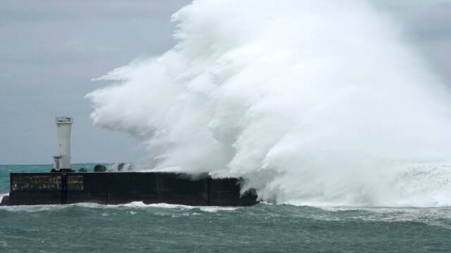 “年度风王”强悍来袭 日本海岸巨浪滔天