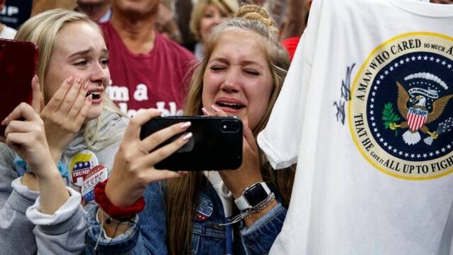 女粉丝见到特朗普后激动哭了