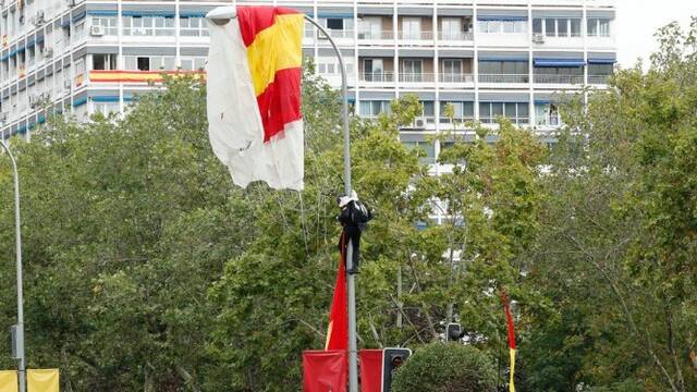 西班牙国庆阅兵出现尴尬一幕