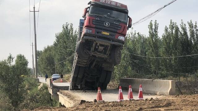 山东滨州：大货车压塌限重桥梁